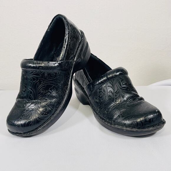 Born Concepts Clogs Womens 8 Black Patent Leather Tooled Paisley Comfort Shoes - Picture 1 of 9